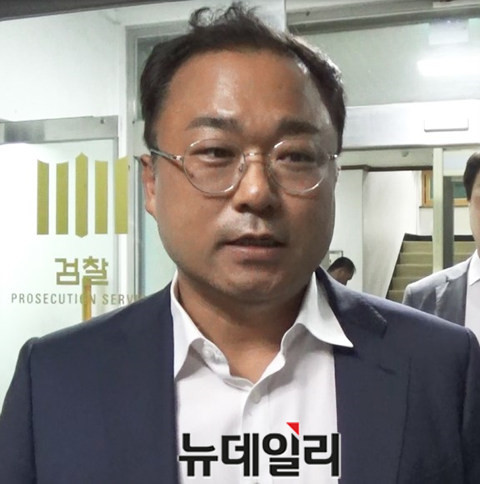 ▲ 지난 6일 권석창 의원이 청주지검 제천지청에서 15시간 동안 조사를 마치고 검찰을 나서고 있다.ⓒ목성균 기자