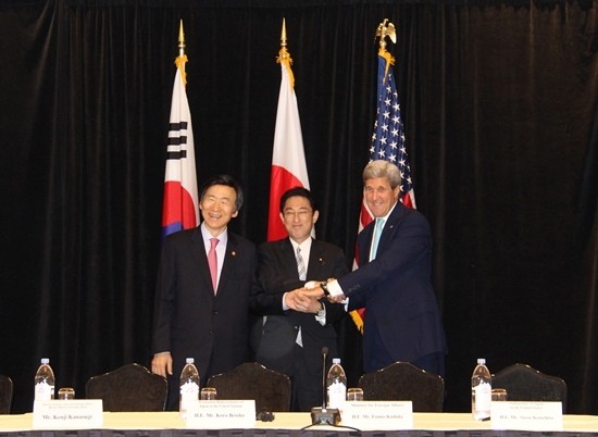 ▲ 한·미·일 외교장관이 18일(현지시간) 미국 뉴욕 매리엇 이스트 사이드 호텔에서 만나 북한의 핵·미사일 도발에 대응하기 위한 내용의 공동성명을 채택했다. 사진은 (왼쪽부터) 윤병세 외교장관, 기시다 후미오 日외무상, 존 케리 美국무장관.ⓒ외교부