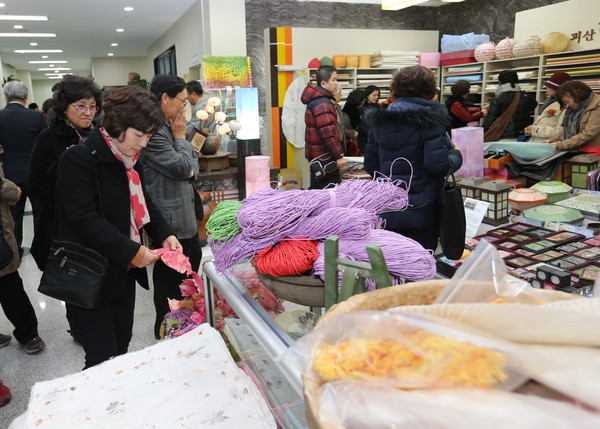 ▲ 괴산한지축제 한지특별상품 전시 및 판매장을 방문한 관광객들.ⓒ괴산군