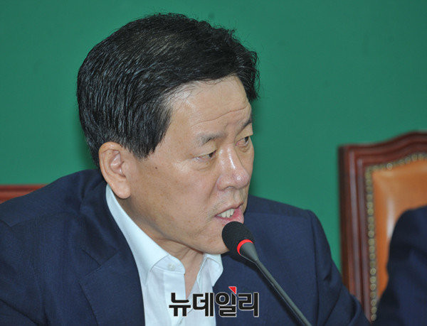 ▲ 국민의당 주승용 비상대책위원장 직무대행은 19일 더불어민주당과 민주당의 통합과 관련 