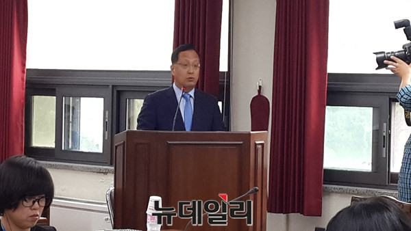 ▲ 전상헌 충북경자청장이 19일 충북도의회 MRO특별점검위위회에서 업무보고를 하고 있다.ⓒ김종혁 기자