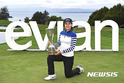 ▲ 18일(현지시각) 프랑스 에비앙 르 뱅의 에비앙 리조트GC에서 열린 메이저대회 에비앙 챔피언십 최종라운드 경기에서 우승한 전인지가 트로피를 들고 포즈를 취하고 있다.  ⓒ 뉴시스