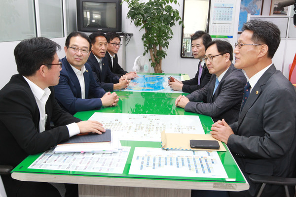 ▲ 충북도의회 더민주 소속 의원들이 19일 국토교통부를 방문해 청주공항 MRO사업과 관련, 국토부장관에게 건의문을 전달했다.ⓒ충북도의회