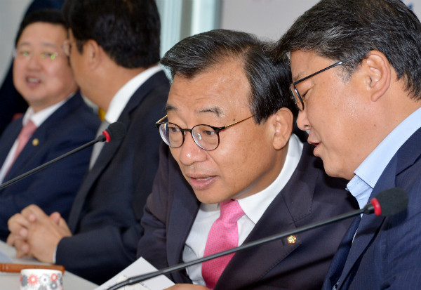 ▲ 19일 최고위원회의에서 반기문 유엔사무총장의 내년 1월 조기 귀국에 환영 입장을 밝힌 새누리당 조원진 수석최고위원이 이정현 대표와 뭔가를 논의하고 있다. 뒷쪽으로 정진석 원내대표와 이장우 최고위원도 방미 성과를 화제로 대화를 나누고 있는 모습이 보인다. ⓒ뉴시스 사진DB