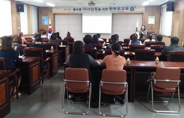 ▲ 단양교육지원청이 학부모를 대상으로 올바른 자녀양육을 위한 교육을 하고 있다.ⓒ단양교육지원청