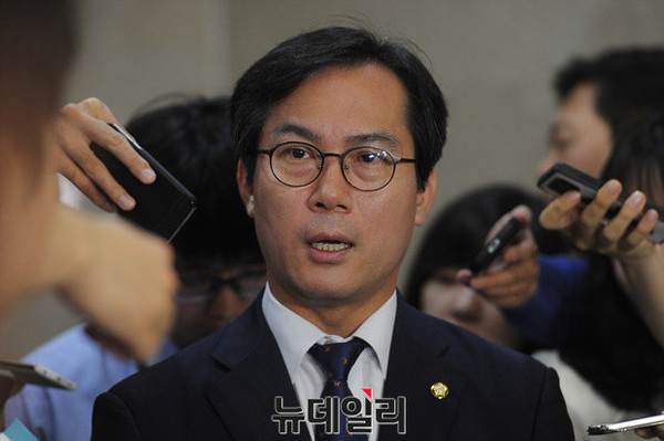 ▲ 새누리당 김영우 의원이 19일 국회의원 회관에서 세미나를 자체 핵무장에 대해 토론하기 위한 세미나를 개최했다. ⓒ뉴데일리 이종현 기자