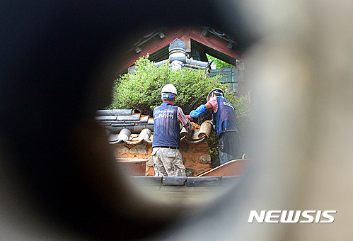 ▲ 문화재돌봄지원센터 경주 본부 소속 직원이 19일 오후 경북 경주시 내남면 경주충의당 내 지진으로 피해를 입은 토석담 보수작업을 하고 있다.  ⓒ 뉴시스