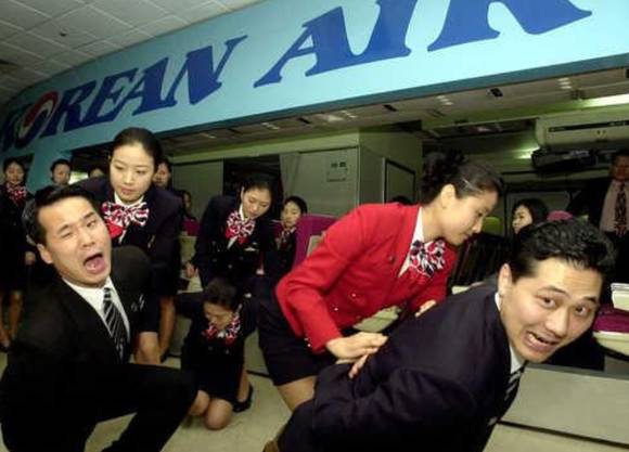 ▲ 항공사 승무원들이 기내난동자 제압훈련을 하고 있는 모습ⓒ연합