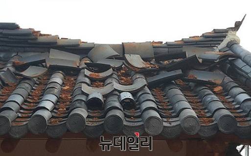 ▲ 경북 경주에서 지난 12일 발생한 규모 5.8 지진으로 한 한옥 기와 지붕이 파손되는 피해를 입었다. ⓒ뉴데일리