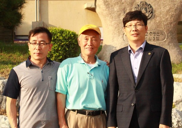 ▲ 이진옥 박사(가운데)가 모교인 단양 대강초를 방문해 김욱현 교장(오른쪽)에게 장학금을 전달하고 기념촬영을 가졌다.ⓒ대강초