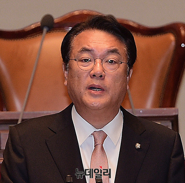 ▲ 새누리당 정진석 원내대표가 20일 의원총회에서 "북한 수해 사태를 인도적으로 지원하기에 앞서 도발을 전면 중단해야 한다"고 못박았다. ⓒ뉴데일리 공준표 기자