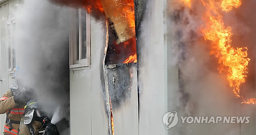 ▲ 드위치 패널 가건물의 화재 재연 실험. ⓒ연합뉴스