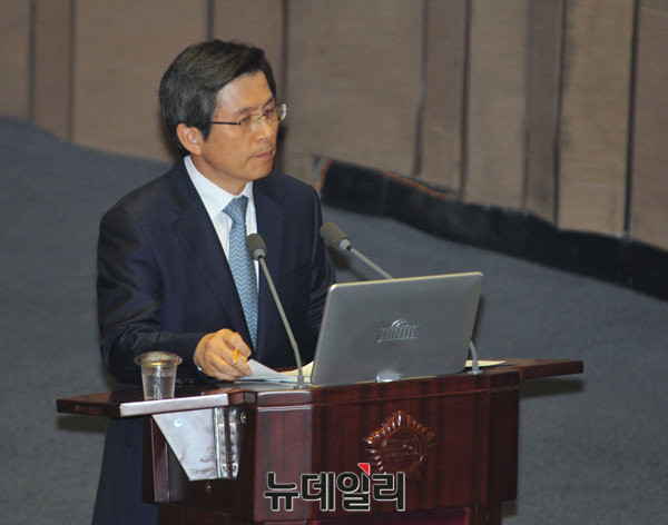 ▲ 황교안 국무총리가 20일 국회 본회의장에서 열린 '정치분야 대정부질문'에 출석해 답변하고 있다.ⓒ뉴데일리 이종현 기자