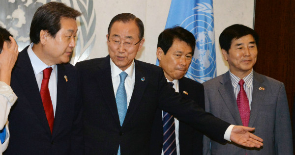 ▲ 새누리당 김무성 전 대표최고위원이 당내 친박계의 '반기문 띄우기' 움직임에 제동을 걸고 나섰다. 사진은 지난해 7월 미국 순방 중 뉴욕 유엔본부에서 반기문 총장을 만나 자리를 권유받고 있는 김무성 전 대표의 모습. ⓒ뉴시스 사진DB