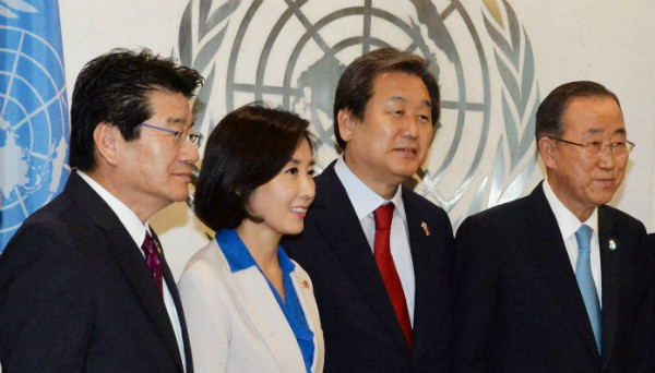 ▲ 새누리당 김무성 전 대표최고위원이 지난해 7월 미국 순방 도중 뉴욕 유엔본부를 방문해 강석호 최고위원, 나경원 의원, 반기문 총장과 함께 기념 촬영을 하고 있다. ⓒ뉴시스 사진DB