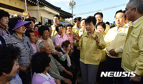 ▲ 박근혜 대통령이 20일 오후 지진 피해를 입은 경주시 황남동 한옥마을을 방문, 주민들과 대화를 나누고 있다. ⓒ뉴시스