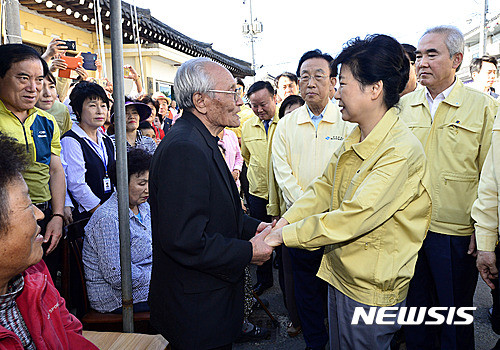 ▲ 박근혜 대통령이 20일 오후 지진 피해를 입은 경주시 황남동 한옥마을을 방문, 주민들을 위로하고 있다. ⓒ뉴시스