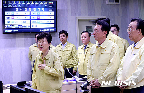 ▲ 박근혜 대통령이 20일 오후 경주시 양남면 월성원자력발전소 1호기 주제어실을 방문, 지진 안전대책을 당부하고 고 있다. ⓒ뉴시스