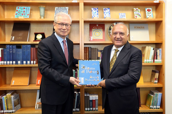 ▲ 주한터키대사관에서 소장도서를 계명대에 기증하고 있다.(좌측 아르슬란 하칸 옥찰 주한터키대사, 우측 신일희 계명대 총장.ⓒ계명대 제공
