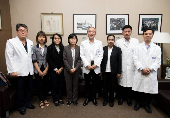 ▲ 미얀마 의료진 사진(왼쪽에서 첫번째 이광웅 외과 교수, 다섯번째 서창석 서울대병원장).ⓒ서울대병원