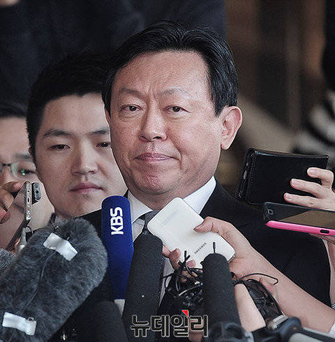 ▲ 롯데 신동빈 회장이 20일 검찰에 출석하기에 앞서 취재진들의 질문에 답하고 있다.ⓒ뉴데일리