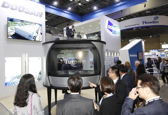 ▲ 20일 경기도 일산 킨텍스에서 개막한 '파워젠 아시아(Power-Gen Asia) 2016'에서 관람객들이 두산중공업 전시관에 설치된 3D 홀로그램을 관람하고 있다.ⓒ두산중공업