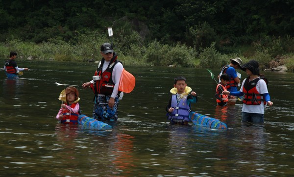 ▲ 단양 남한강 일원에서 가족단위 낚시객들이 견지낚시를 즐기고 있다.ⓒ단양군