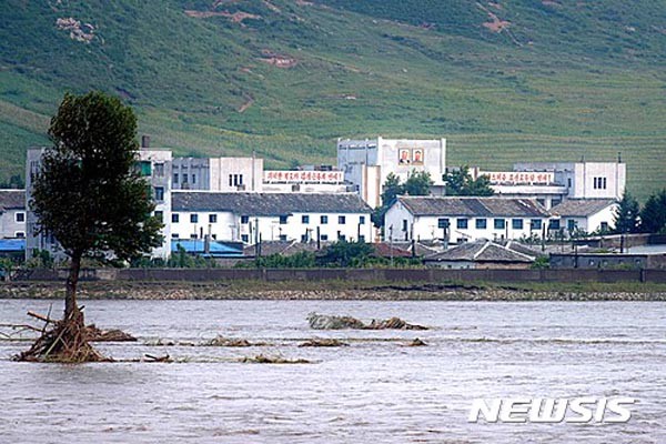 ▲ 김정은이 최근 홍수와 태풍을 이유로 북한 주민들을 괴롭히고 있다고 한다. 사진은 9월 초 중국에서 바라본 함경북도 홍수피해 지역. ⓒ뉴시스. 무단전재 및 재배포 금지.