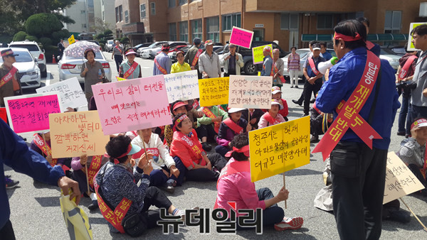 ▲ 충북 청주시 탑동2구역 주민들이 21일 청주시청에서 시장 면담을 요구하고 있다.ⓒ김종혁 기자