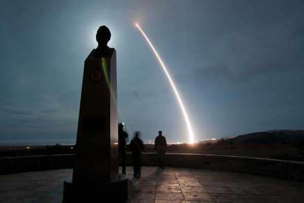 ▲ 2013년 12월 17일(현지시간) 美공군이 캘리포니아 반덴버그 공군기지에서 미니트맨-Ⅲ 대륙간 탄도탄(ICBM)을 시험발사하는 장면. ⓒ위키피디아 공개사진