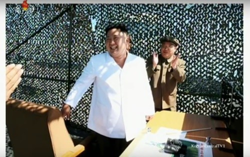 ▲ 북한은 한국과 미국, 일본 외교장관이 채택한 대북 공동성명에 강력하게 반발하면서, 핵·미사일 개발을 지속할 것임을 천명했다. 사진은 '조선중앙TV'의 정지 위성 운반로켓 엔진 분출시험을 보기위해 서해위성발사장을 찾은 김정은.ⓒ北선전매체 중계영상 캡쳐