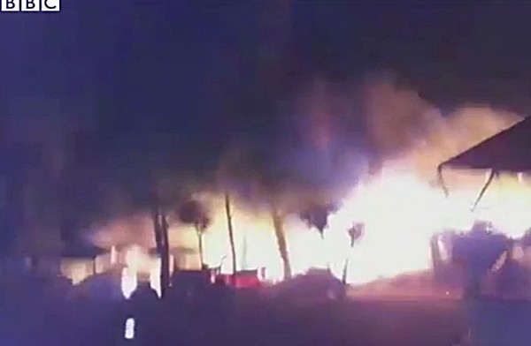 ▲ 그리스 레스보스섬에 위치한 한 난민 캠프에서 방화로 추정되는 화재가 발생해 불길을 피해 나온 난민 4,000여 명이 큰 혼란을 겪었다. 사진은 관련 英'BBC'보도 일부.ⓒ英'BBC'중계영상 캡쳐