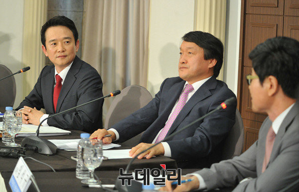 ▲ 새누리당 남경필 경기도지사가 21일 오전 서울 프레스센터에서 열린 관훈토론 도중 패널을 바라보며 빙긋이 웃어보이고 있다. 이날 남경필 지사는 김무성 전 대표최고위원, 유승민 전 원내대표, 오세훈 전 서울특별시장, 원희룡 제주도지사 등 당내 다른 잠재적 대권 주자들을 향해 덕담 일색으로 평가해 눈길을 끌었다. ⓒ뉴데일리 이종현 기자