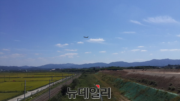 ▲ 충북 청주공항 인근의 MRO사업 1지구(충북선 철도 오른쪽)와 2지구 모습.ⓒ김종혁 기자