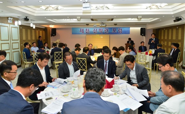 ▲ 이근규 제천시장이 청년창업 지원을 위한 제천 산학관 포럼에서 인삿말을 하고 있다.ⓒ제천시