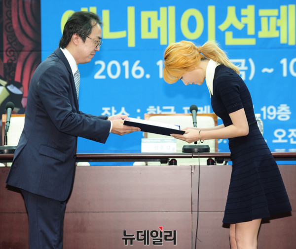 ▲ 왼쪽부터 장동렬 조직위원장, 가수 레드벨벳 멤버 슬기, 서채환 조직위원장, 김성일 프로그래머 ⓒ 뉴데일리 공준표