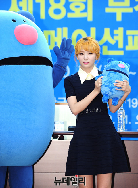 ▲ 왼쪽부터 장동렬 조직위원장, 가수 레드벨벳 멤버 슬기, 서채환 조직위원장, 김성일 프로그래머 ⓒ 뉴데일리 공준표