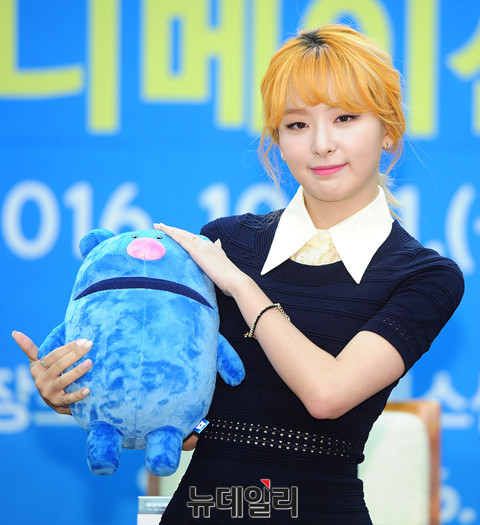 ▲ 왼쪽부터 장동렬 조직위원장, 가수 레드벨벳 멤버 슬기, 서채환 조직위원장, 김성일 프로그래머 ⓒ 뉴데일리 공준표