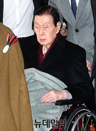 ▲ 신격호 롯데그룹 총괄회장이 지난해 서울가정법원에서 열린 성년후견인 개시 심판 청구에 참석한 후 떠나고 있다.ⓒ 뉴데일리