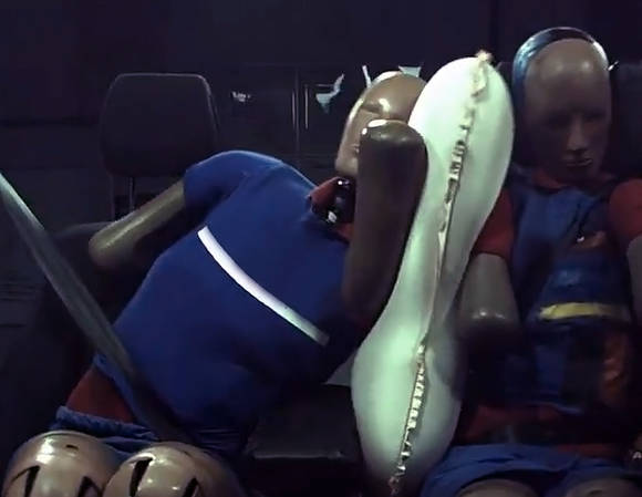 ▲ 현대모비스가 개발한 승객간 에어백 테스트 장면.ⓒ현대모비스