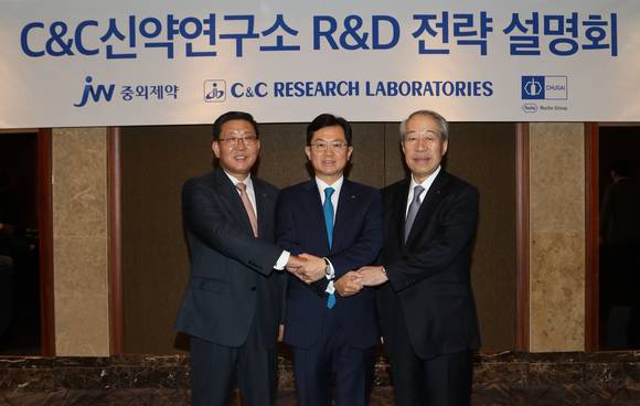 ▲ 좌로부터 전재광 C&C신약연구소 대표, 이경하 JW그룹 회장, 야마자키 타츠미 C&C신약연구소 대표.ⓒJW중외제약