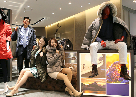 ▲ 모델들이 현대백화점 무역센터점에서 ‘CMFR’과 ‘몬테꼬레’ 상품을 선보이고 있는 모습 ⓒ현대백화점