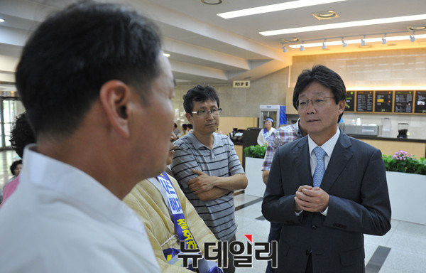 ▲ 새누리당 유승민 의원이 22일 라디오에 출연해 북한의 5차 핵실험에 대응하기 위해 미국 전술핵 배치, 사드 전력 증강 등을 주장했다. 사진은 사드 배치에 반대하는 성주 주민을 만난 유승민 의원.ⓒ뉴데일리 이종현 기자