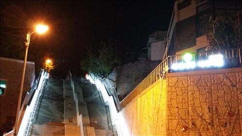 ▲ 사과나무길의 일부에 설치된 LED 조명.ⓒ충주시