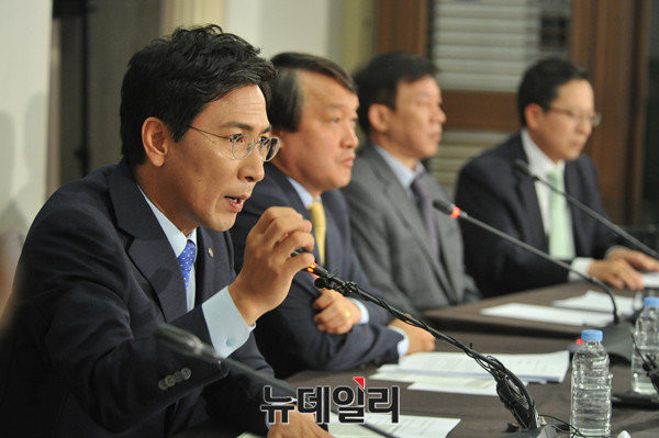 ▲ 더불어민주당 문재인 전 대표(왼쪽)와 국민의당 안철수 전 대표.ⓒ뉴데일리DB