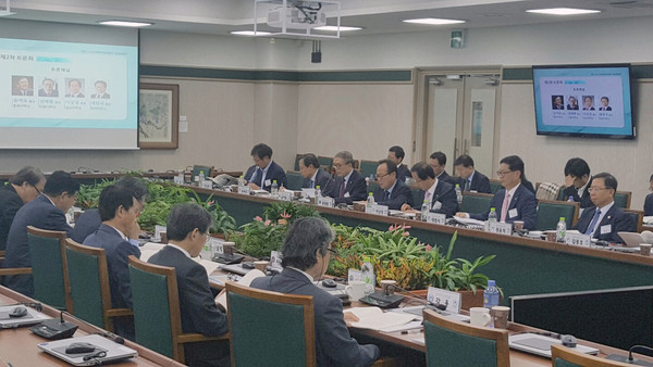 ▲ 윤여표 총장(위쪽 왼쪽에서 세 번째)이 토론을 하고 있다.ⓒ충북대