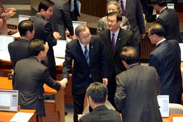 ▲ 반기문 유엔사무총장을 중심으로 하는 대망론이 연일 새누리당 내에서 화제가 되고 있다. 사진은 지난 2012년 10월 국회를 방문했던 반기문 총장이 19대 국회의원들과 인사를 나누고 있는 모습. ⓒ뉴시스 사진DB