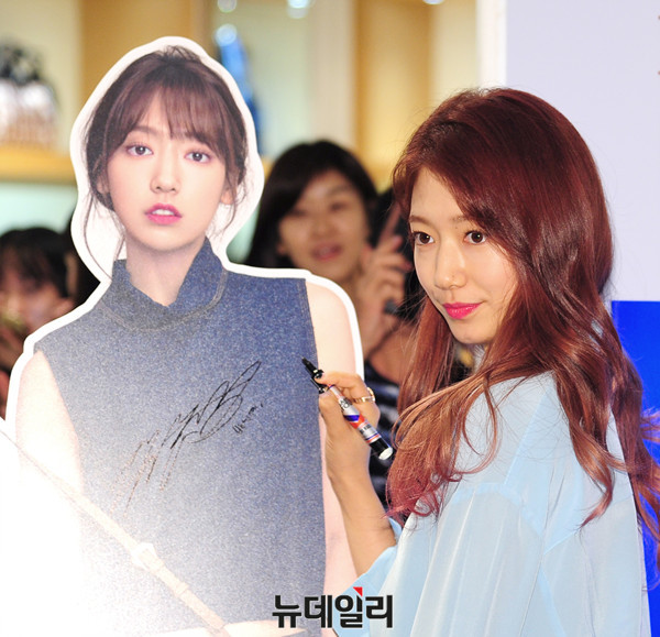 ▲ 자신의 등신대에 싸인하는 박신혜 ⓒ 뉴데일리 공준표