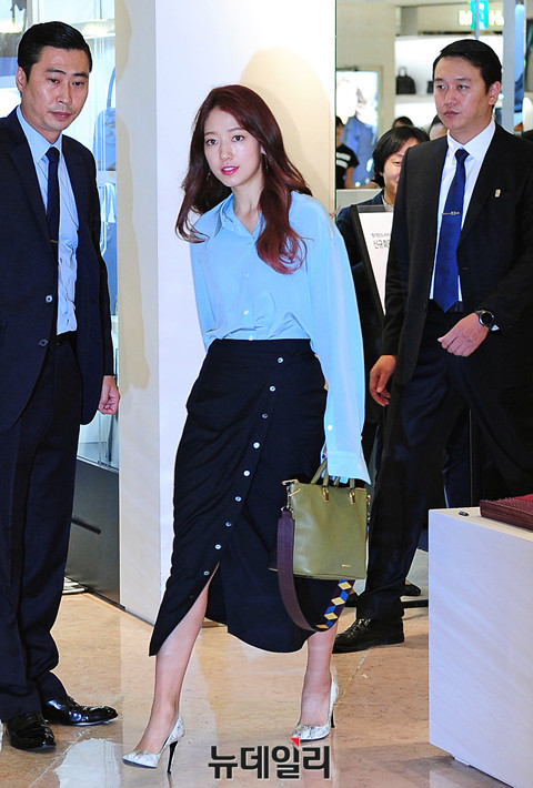 ▲ 자신의 등신대에 싸인하는 박신혜 ⓒ 뉴데일리 공준표