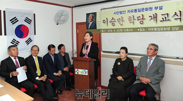 ▲ 왼쪽부터 이기수 고려대 전 총장, 뉴데일리미디어그룹 인보길 회장, NK지식연대 김흥광 대표, 자유북한방송 김성민 대표, 자유통일문화원 이애란 원장, 자유통일문화원 김명자 이사장, 서울대학교 이영훈 교수 ⓒ 뉴데일리 공준표